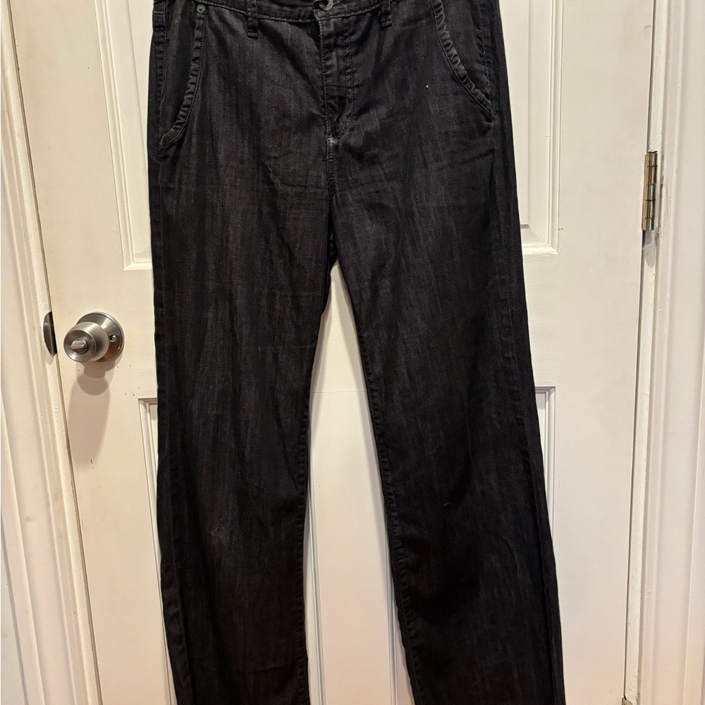The Flow. Woman’s straight leg jeans.